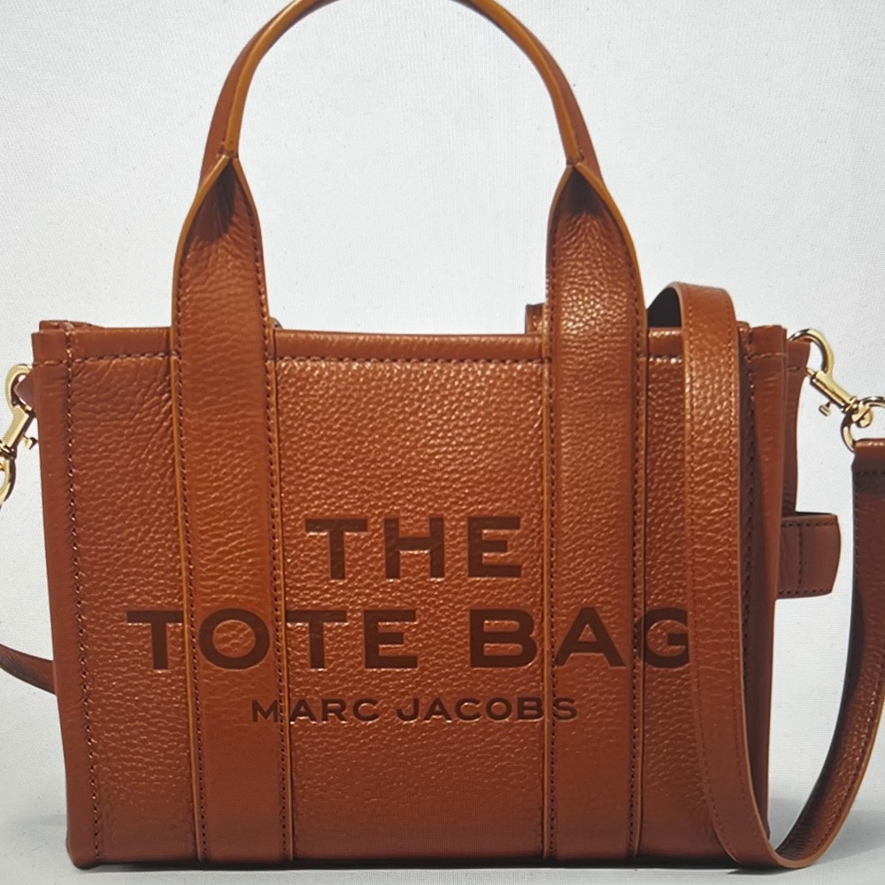 MARC JACOBS THE SMALL LEATHER TOTE (ARGAN OIL COLOR). ***** reduced price *****